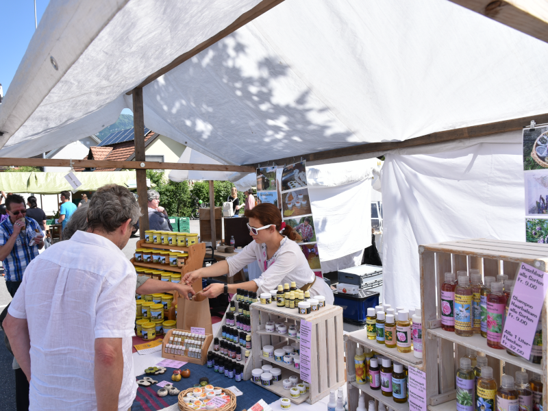 Lorenza am Marktstand